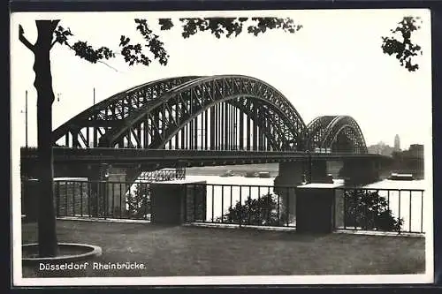 AK Düsseldorf, Blick entlang der Rheinbrücke