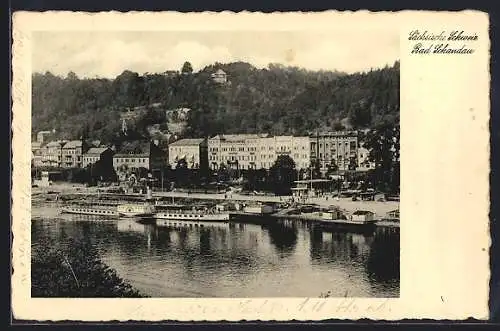 AK Bad Schandau /Sächs. Schweiz, Ortsansicht über den Fluss mit Raddampfer Dresden