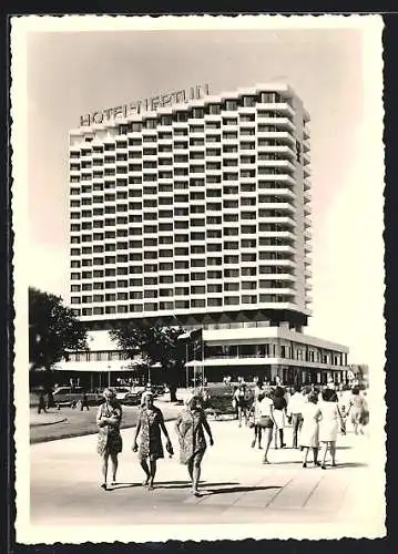 AK Warnemünde, Blick aufs Hotel Neptun