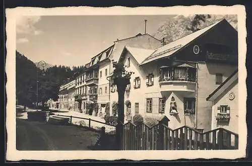 AK Werfen, Strassenpartie mit Statue an einem Haus