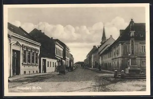 AK Haugsdorf /N. Ö., Strassenpartie mit Säulendenkmal und Kirchturm