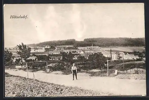 AK Hötzelsdorf, Ortsansicht von einer Landstrasse aus, mit Knabe