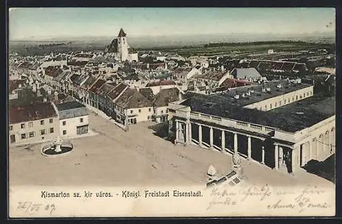 AK Eisenstadt, Ortsansicht mit Platz, Denkmal, Strasse und Säulenbau aus der Vogelschau