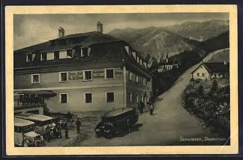 AK Seewiesen /Steiermark, Hotel zur Post Haas mit Strasse und Reisebussen aus der Vogelschau, Kirche, Bergpanorama