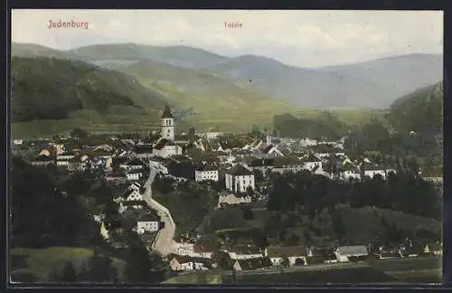 AK Judenburg, Totalansicht mit Strasse und Bergpanorama aus der Vogelschau