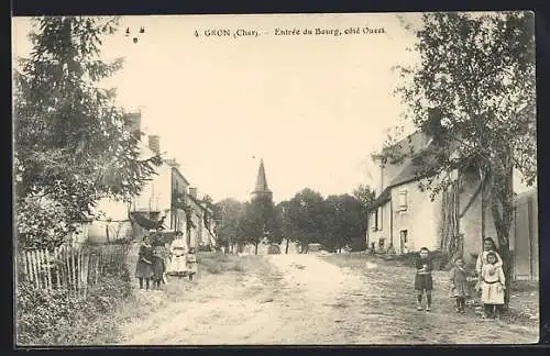 AK Gron, Entrée du Bourg côté ouest avec enfants et maisons