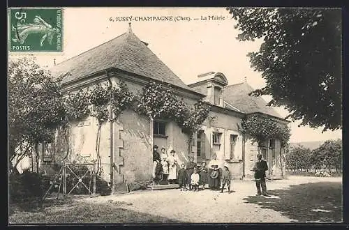 AK Jussy-Champagne, La Mairie avec des habitants devant l`entrée