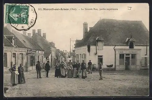 AK Mareuil-sur-Arnon, La Grande Rue, partie supérieure avec habitants et café à droite