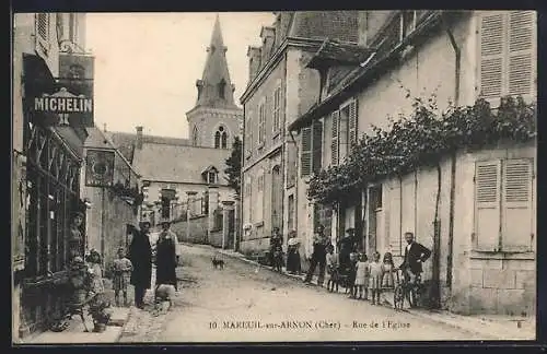 AK Mareuil-sur-Arnon, Rue de l`Église avec habitants et commerces