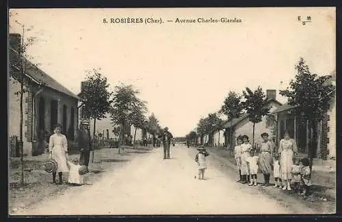 AK Rosières, Avenue Charles-Glandaz avec des habitants en promenade