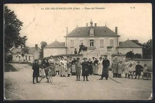 AK Les Aix-d`Angillon, Place de l`Hospice avec groupe de villageois devant le bâtiment