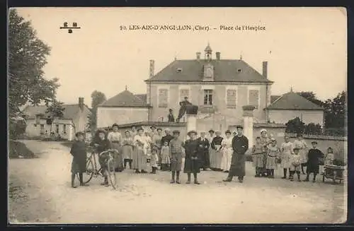 AK Les Aix-d`Angillon, Place de l`Hospice avec enfants et adultes en groupe devant le bâtiment