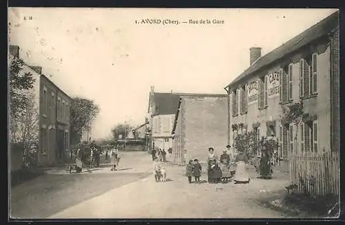 AK Avord, Rue de la Gare avec passants et facades de cafés