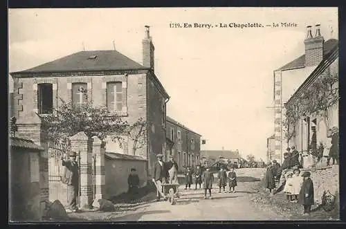 AK La Chapelotte, La Mairie et scène de rue animée en Berry