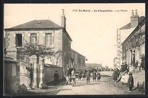 AK La Chapelotte, La Mairie et rue animée en Berry