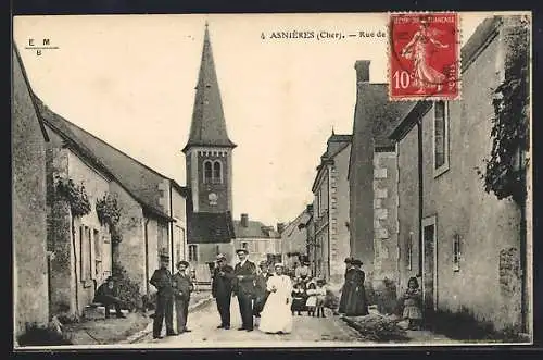 AK Asnières, Rue de l`Église animée avec habitants et clocher en arrière-plan