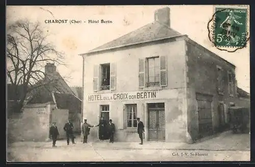 AK Charost, Hôtel de la Croix d`Or Bertin avec passants devant l`entrée