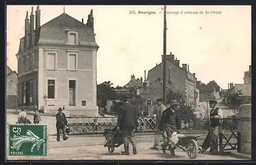 AK Bourges, Passage à niveau de St-Privé et passants avec brouettes