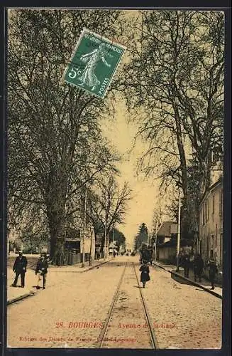 AK Bourges, Avenue de la Gare avec tramway et passants en hiver