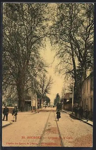 AK Bourges, Avenue de la Gare avec passants et arbres en hiver