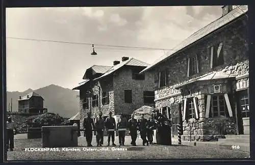 AK Plöckenpass /Kärnten, Österr.-ital. Grenze mit Zöllnern