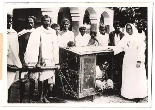 Fotografie Atlantic, Ansicht Indien, Krankentransport mit einer Sänfte 1942