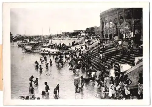 Fotografie Schostal, Ansicht Kalkutta / Indien, Inder baden im Ganges an den Ghat's 1941