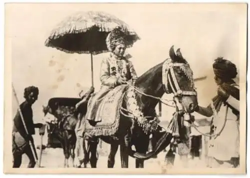 Fotografie Indien, junger Rajah in Hochzeitstracht auf Pferd sitzend 1942