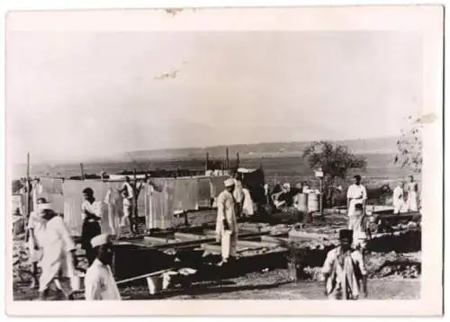 Fotografie Inder bei der Salzgewinnung in einer kleinen Saline