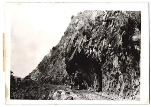 Fotografie Schostal, Ansicht Sri Lanka - Ceylon, Eisenbahn / Personenzug mit Dampflok unter Felsvorsprung