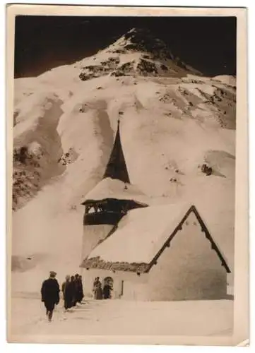 Fotografie Schostal, Ansicht Sertig, Dorfkirche am Sertigpass, Bürger beim Kirchgang