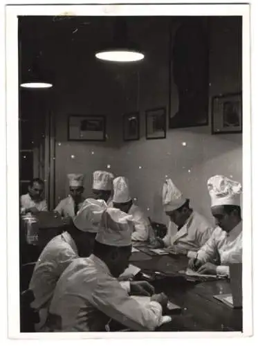 Fotografie Konditor Berufswettbewerb in Spanien 1942, Wettbewerber bei der theoretischen Prüfung