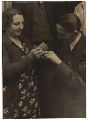 Fotografie Hayek, Stubenvögel werden beringt, Ornitologe mit -Parteiabzeichen