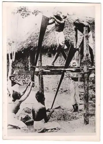 Fotografie Indien, Zimmerleute bei der Arbeit 1942