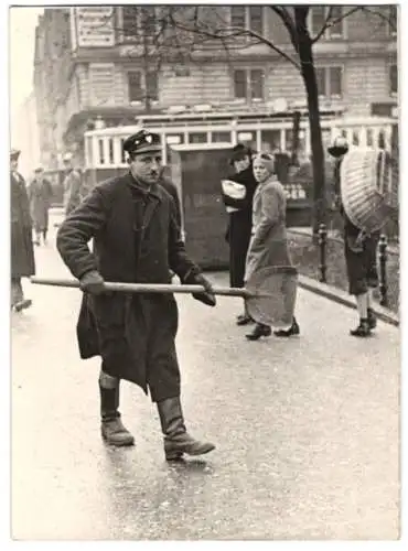 Fotografie Schostal, Ansicht Wien, Arbeiter der Strassenreinigung streut Sand wegen Blitzeis