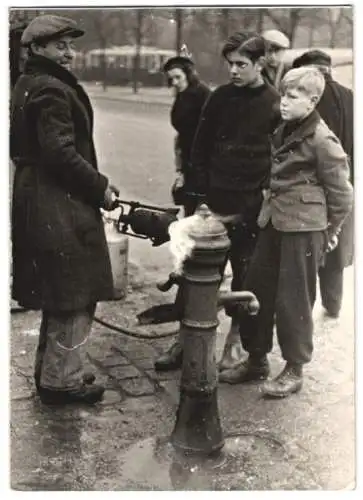 Fotografie Schostal, Ansicht Wien, eingefrorener Hydrant wird mit einem Gasbrenner aufgetaut