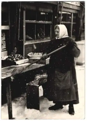 Fotografie Wilhelm Sturm, Ansicht Wien, Naschmarkt, Marktfrau räumt ihren Stand vom Schnee