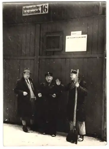 Fotografie Schostal, Ansicht Wien, Angestellte der Strassenbahn warten auf Schneearbeiter