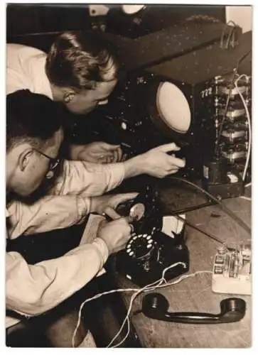 Fotografie Sedlar, Ansicht Wien, Radiotechniker prüfen Telefonapparat mit modernen Oszillographen 1939