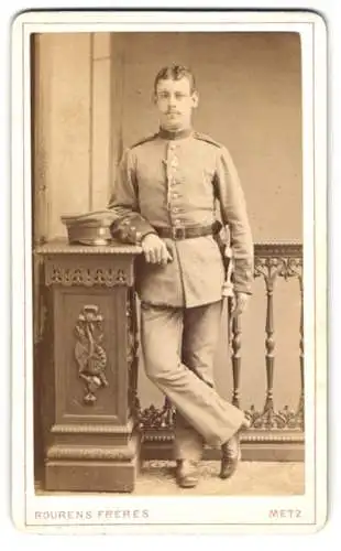 Fotografie Bourens Frères, Metz, Rue Serpenoise 27-29, Junger Soldat in Uniform mit Bajonett und Portepee