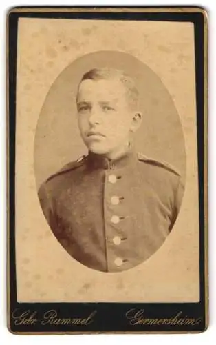 Fotografie Gebr. Rummel, Germersheim, Junger Soldat in Uniform mit skeptischem Blick