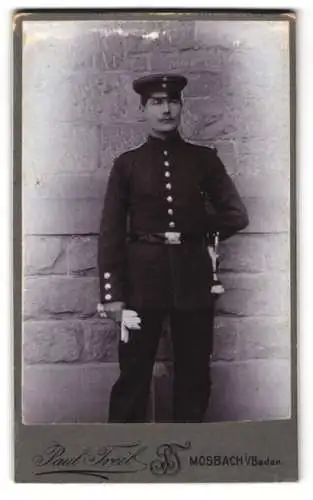 Fotografie Paul Treib, Mosbach i. Baden, Soldaten in Uniform mit Bajonett und Portepee, Handschuhe in der rechten Hand