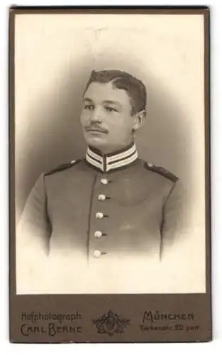 Fotografie Carl Berne, München, Türkenstrasse 20, Junger Soldat in Garde-Uniform mit pomadisiertem Haar