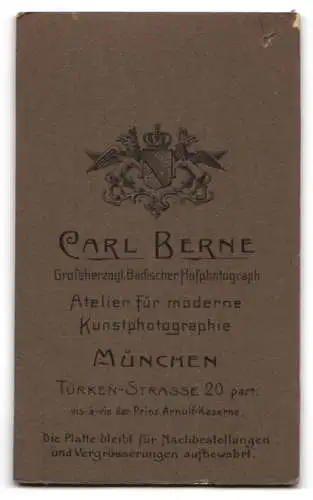 Fotografie Carl Berne, München, Türkenstrasse 20, Junger Soldat in Garde-Uniform mit pomadisiertem Haar