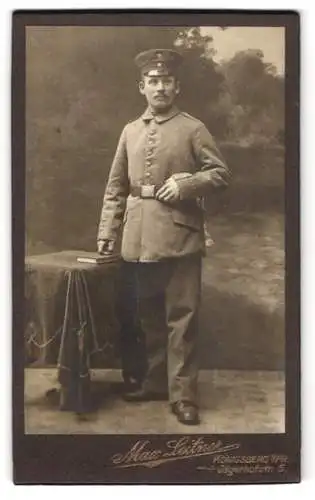 Fotografie Max Leitner, Königsberg i. Pr., Jägerhofstrasse 5, Soldat in Uniform mir Schirmmütze, Bajonett und Portepee