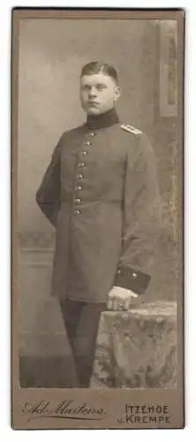 Fotografie Ad. Martens, Itzehoe, Mühlenstrasse 5-7, Junger Soldat des Artillerie-Regiments 9 in Uniform