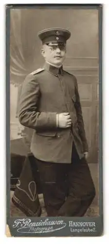 Fotografie F. Renziehausen, Hannover, Langelaube, Einjährig-Freiwilliger des 74. Regiments in Uniform