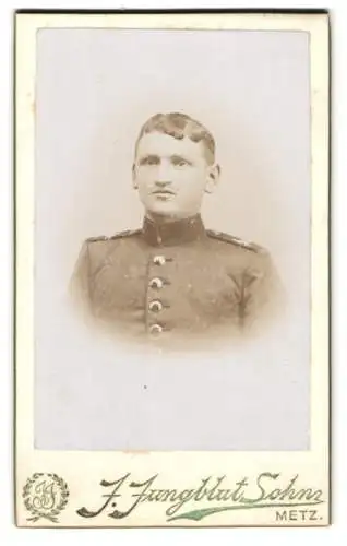 Fotografie J. Jungblut Sohn, Metz, Gartenstrasse 10, Junger Soldat des 4. Regiments in Uniform