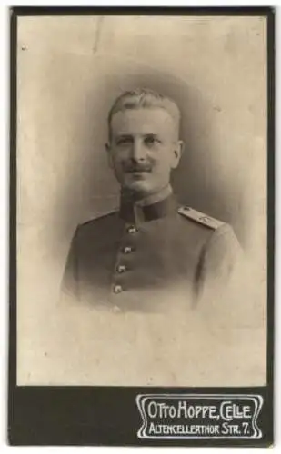 Fotografie Otto Hoppe, Celle, Altenkellerthor Strasse 7, Uffz. des 77. Regiments in Uniform