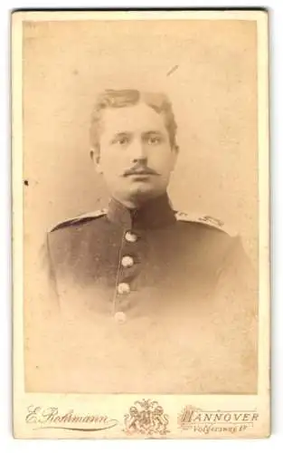 Fotografie E. Rohrmann, Hannover, Volgersweg 1b, Junger Soldat des 73. Regiments in Uniform